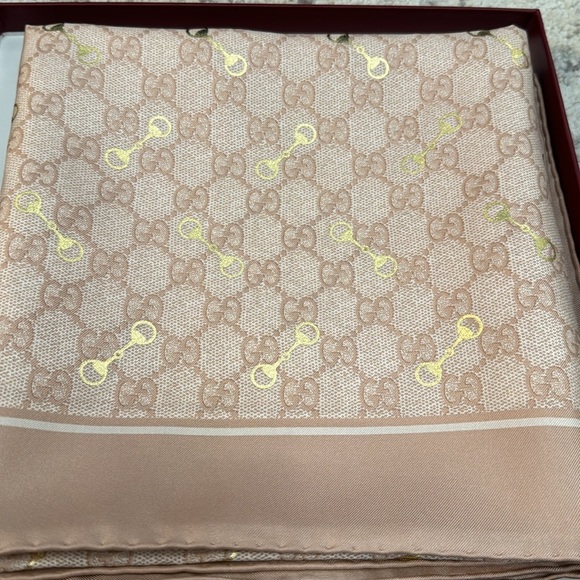 NEW AUTHENTIC GUCCI -GG PRINT WITH HORSEBIT SILK CARRÉ - Picture 17 of 17